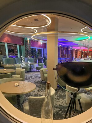 Alfresco dining, serves breakfast and dinner