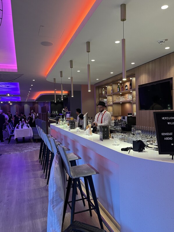 Al fresco dining, serves breakfast and dinner
