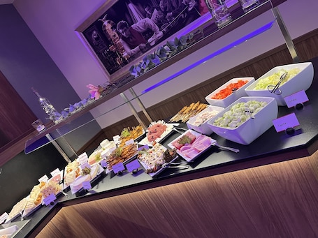 Breakfast, dinner served; international cuisine, al fresco dining