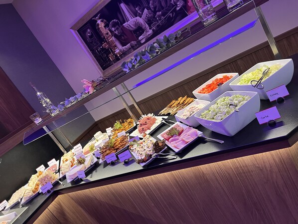 Breakfast, dinner served; international cuisine, al fresco dining 
