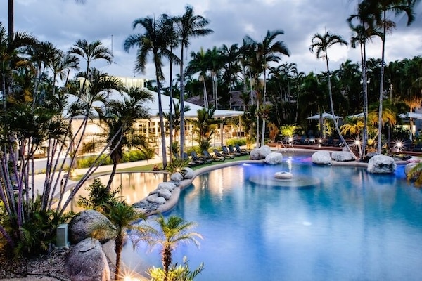 Piscina externa, funciona das 7h às 21h, espreguiçadeiras