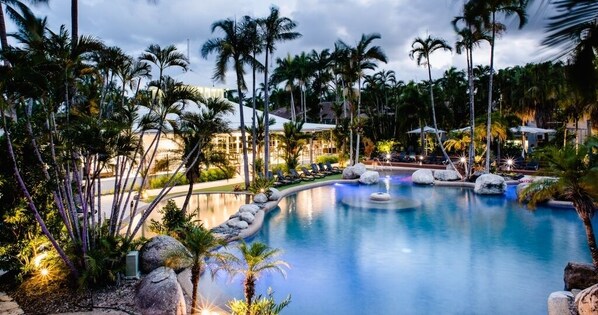 Piscine extérieure, accès possible de 7 h à 21 h, chaises longues