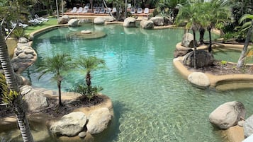 Villa Familiale, 3 chambres, vue piscine | Décoration personnalisée, fer et planche à repasser