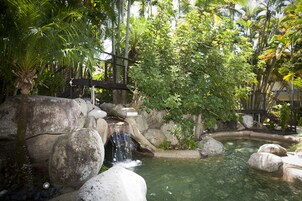 Εξωτερική πισίνα, ξαπλώστρες