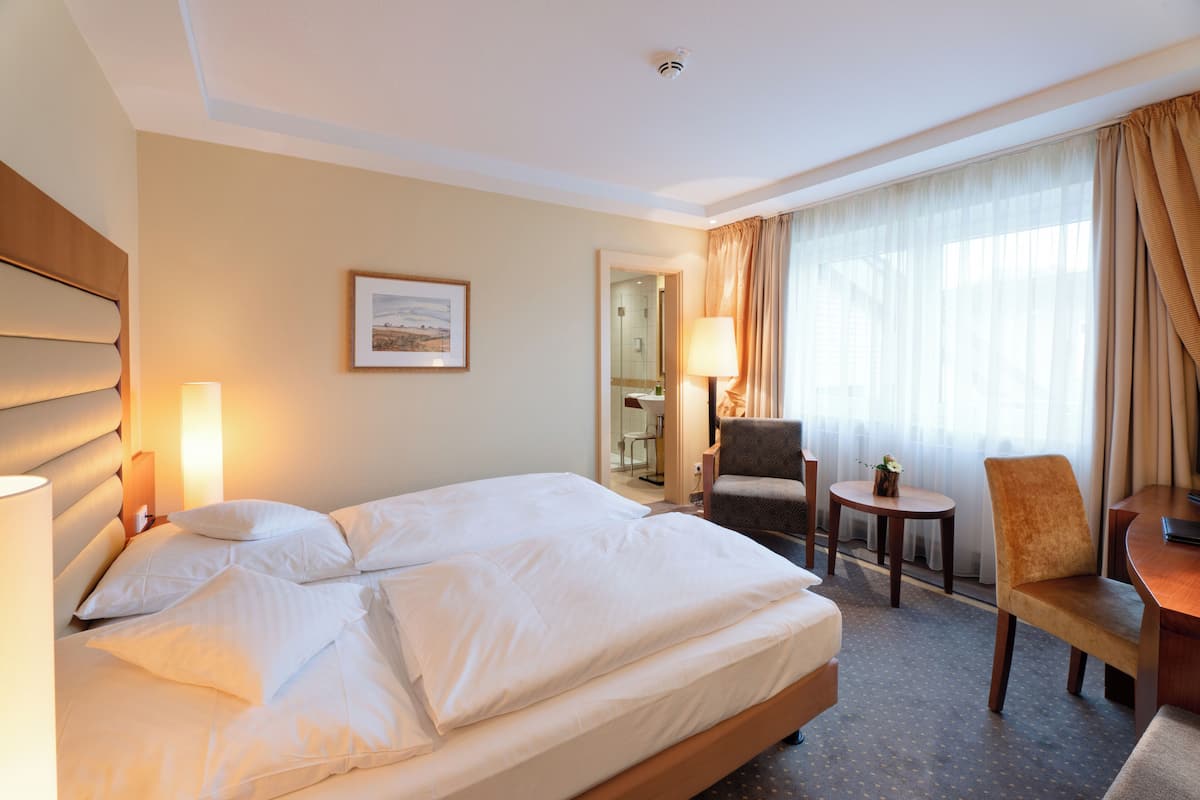 1 bedroom, hypo-allergenic bedding, minibar, in-room safe