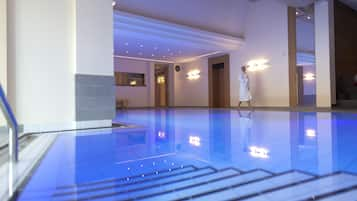 Indoor pool, sun loungers