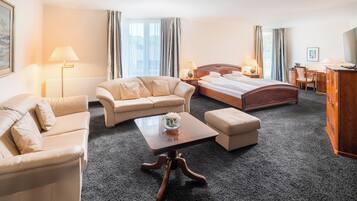 Suite (with private sauna) | Allergivenligt sengetøj, minibar, pengeskab på værelset, skrivebord