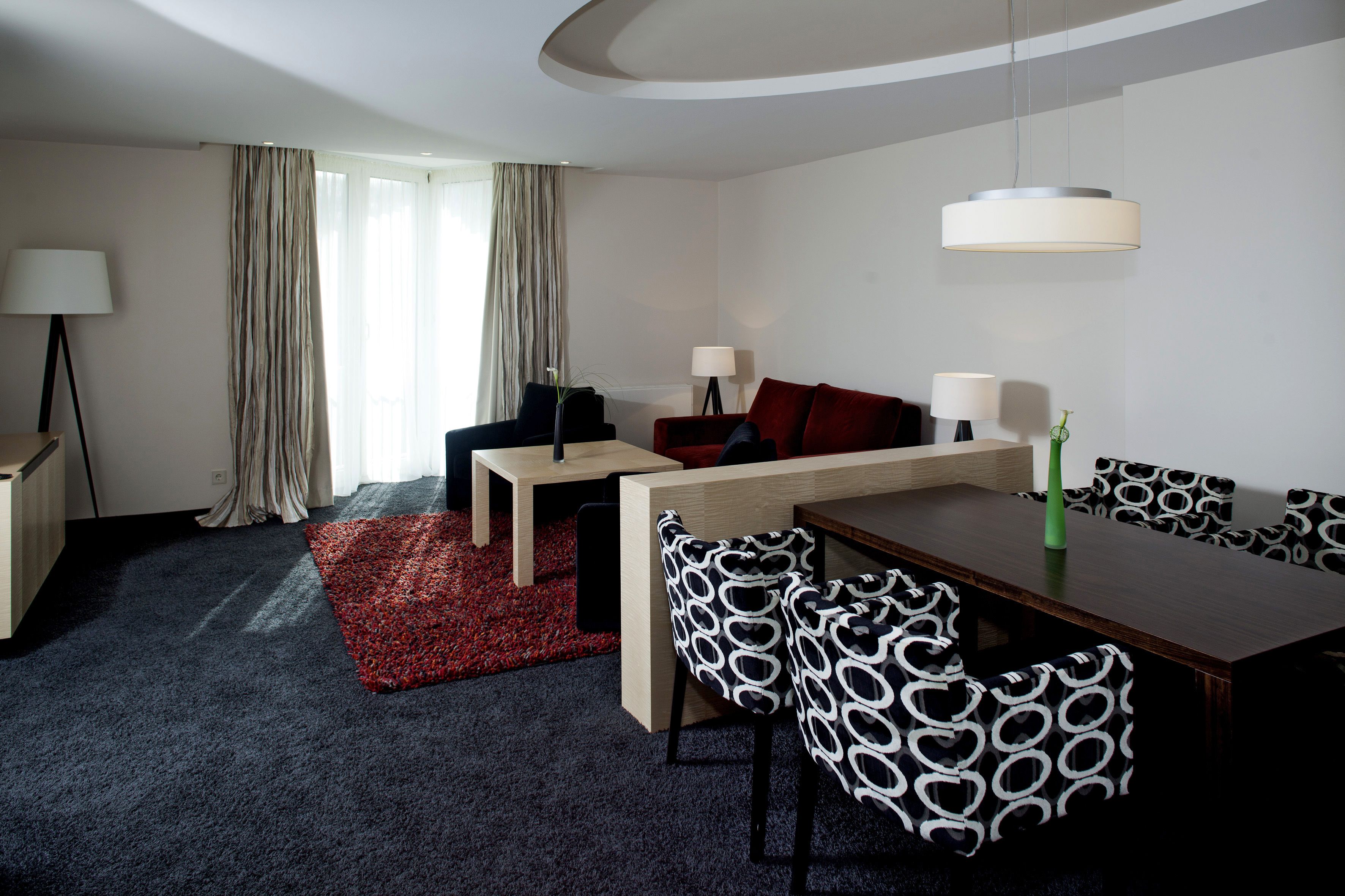 Literie hypoallergénique, minibar, coffres-forts dans les chambres