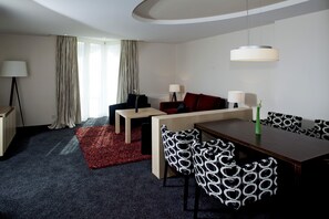 套房 (with private sauna) | 防过敏的被褥、迷你吧、客房内保险箱、办公桌