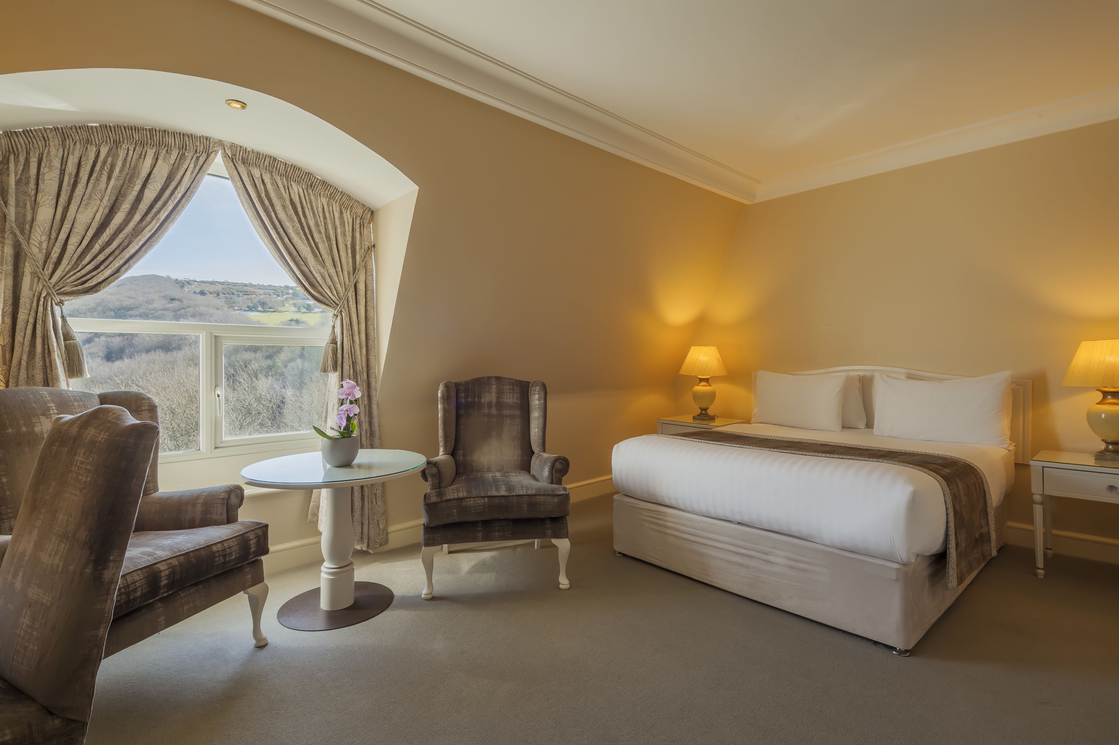 hypo-allergenic bedding, in-room safe, individually decorated