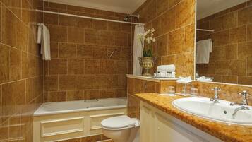 Un baño con bañera, inodoro y lavabo.