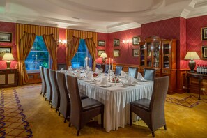 Frukost och lunch serveras, med utsikt mot trädgården