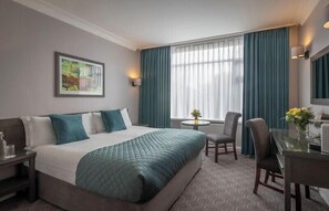 Allergitestade sängkläder och värdeförvaringsskåp på rummet