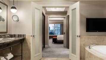 Suite presidencial, 1 habitación (Scenic Park & Boston Common View) | Baño | Tina y regadera independientes y tina profunda