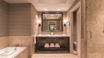 Club Suite, 1 Bedroom, Park View | Bilik Mandi | Tab mandi dan pancuran berasingan, tab mandi rendaman dalam