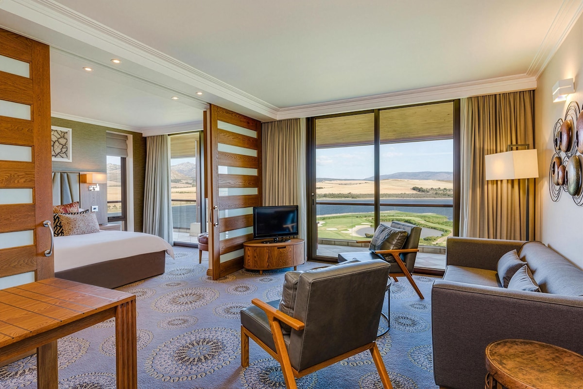 Premium Deluxe King Suite with Lagoon View | 고급 침구, 객실 내 금고, 책상, 노트북 작업 공간