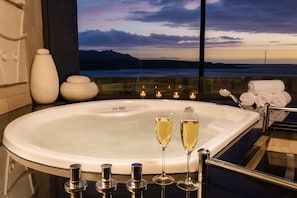Presidential Suite with Lagoon View | Badezimmer | Badewanne und Dusche (separat), Designer-Toilettenartikel, Haartrockner