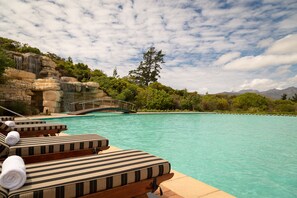 Una piscina cubierta, una piscina al aire libre de temporada, sombrillas