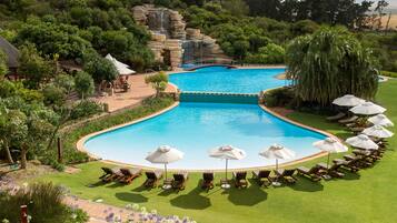 Piscina coperta, piscina stagionale all'aperto, ombrelloni da piscina