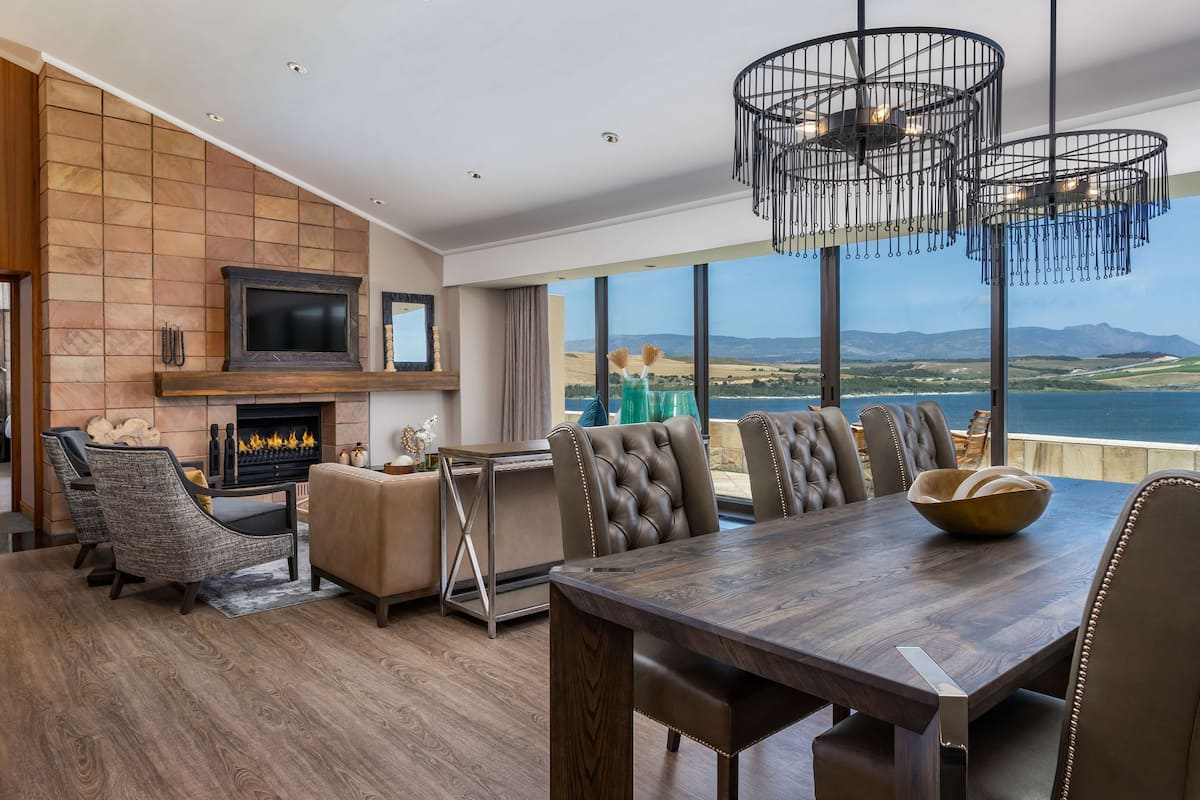 Presidential Suite with Lagoon View | 1 quarto, roupas de cama premium, cofres nos quartos, escrivaninha