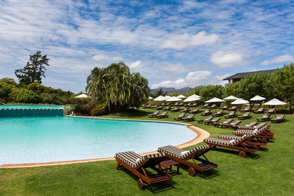 Innenpool, Außenpool (je nach Saison geöffnet), Sonnenschirme