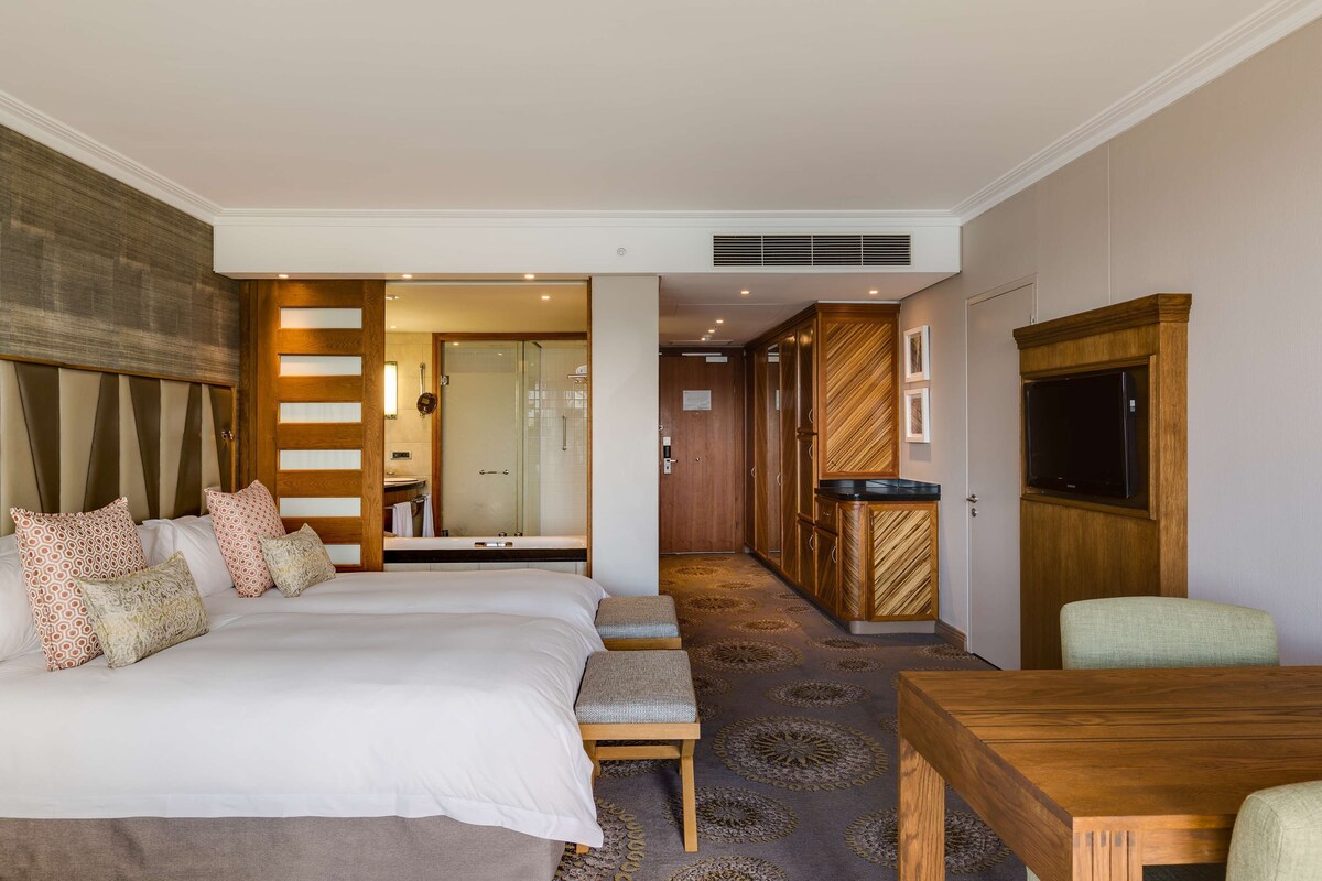 Premium Deluxe Room with Lagoon View | Premium bedding, in-room safe, desk, laptop workspace