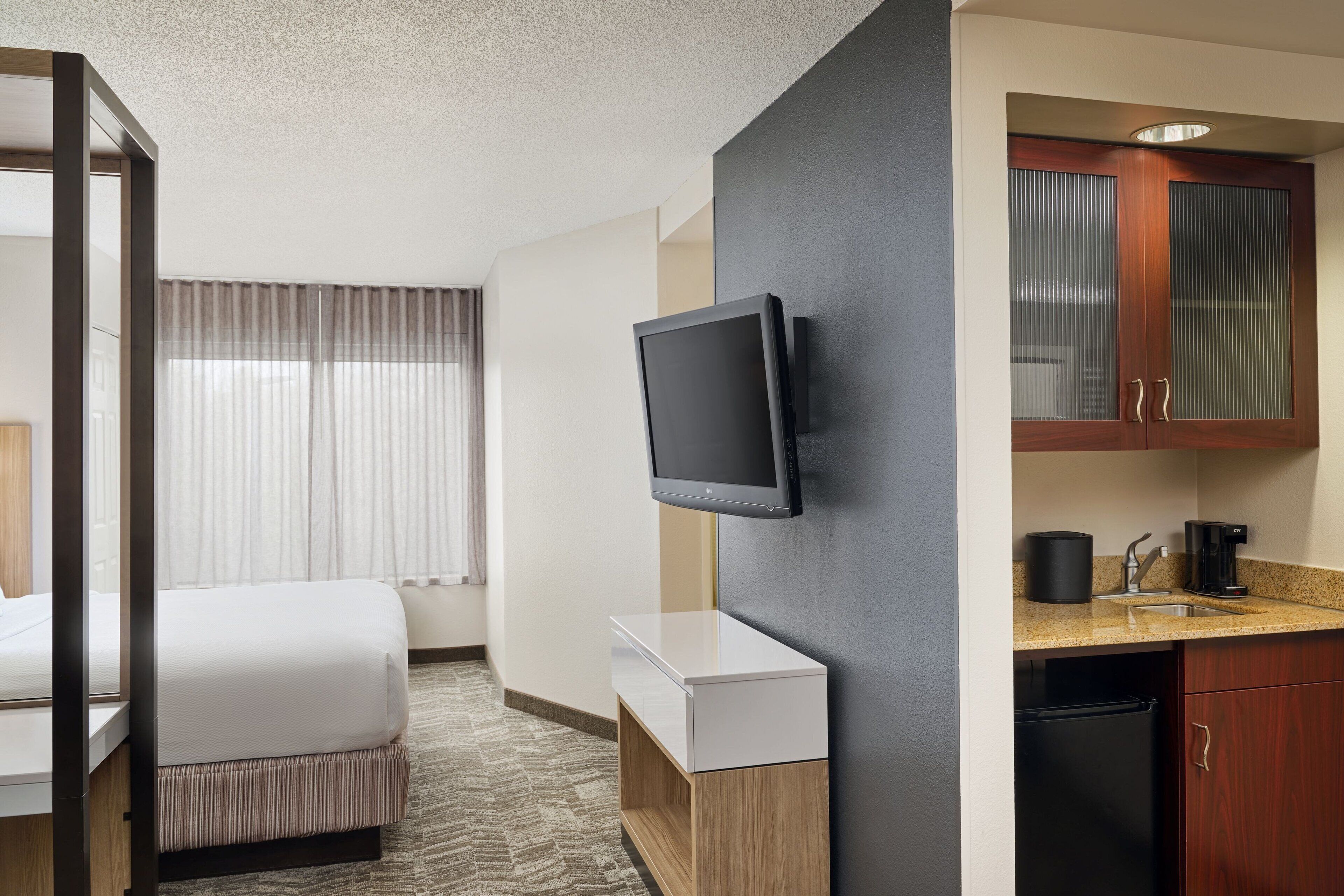 desk, laptop workspace, iron/ironing board, free wifi