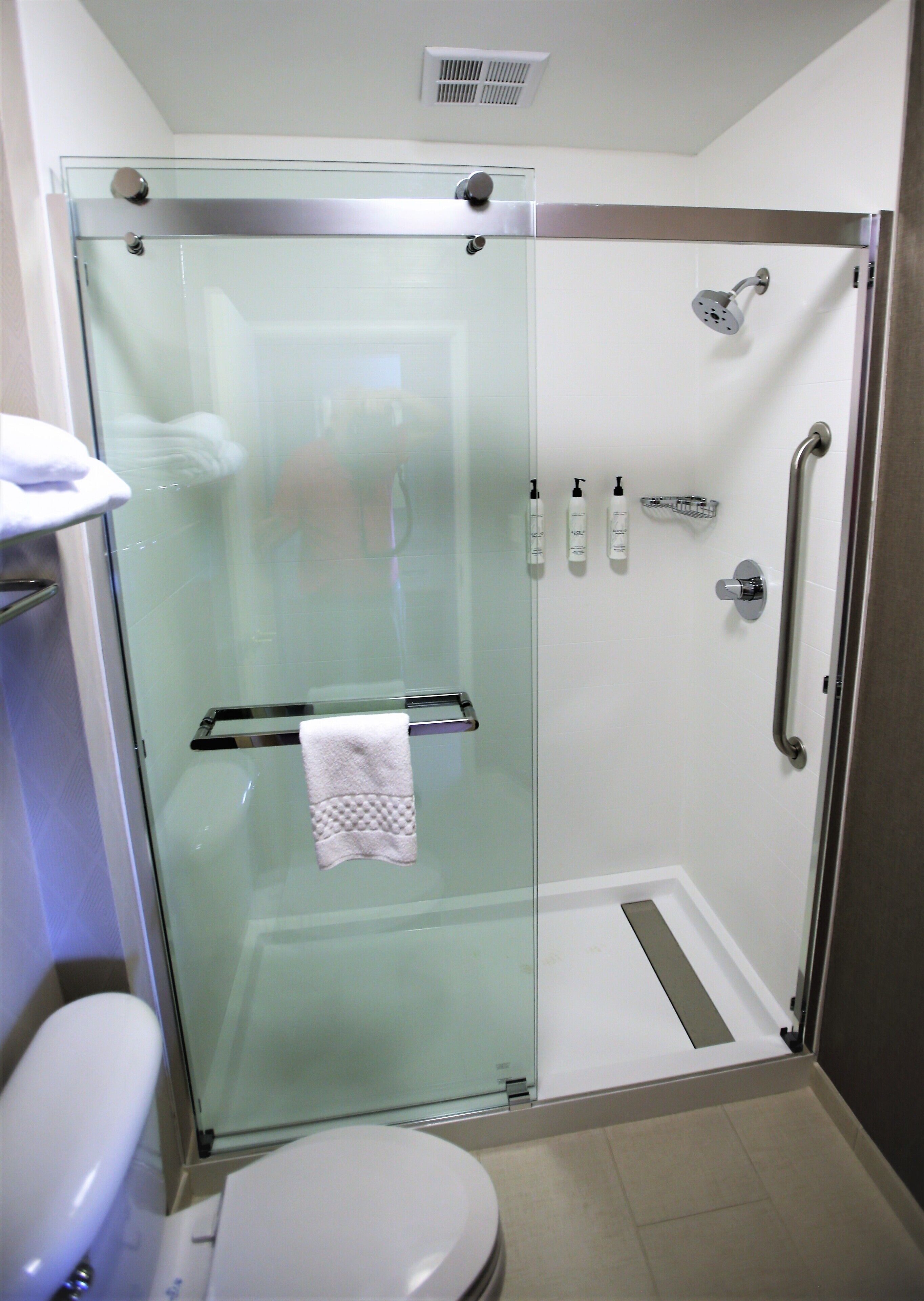 combined shower/bathtub, free toiletries, hair dryer, towels