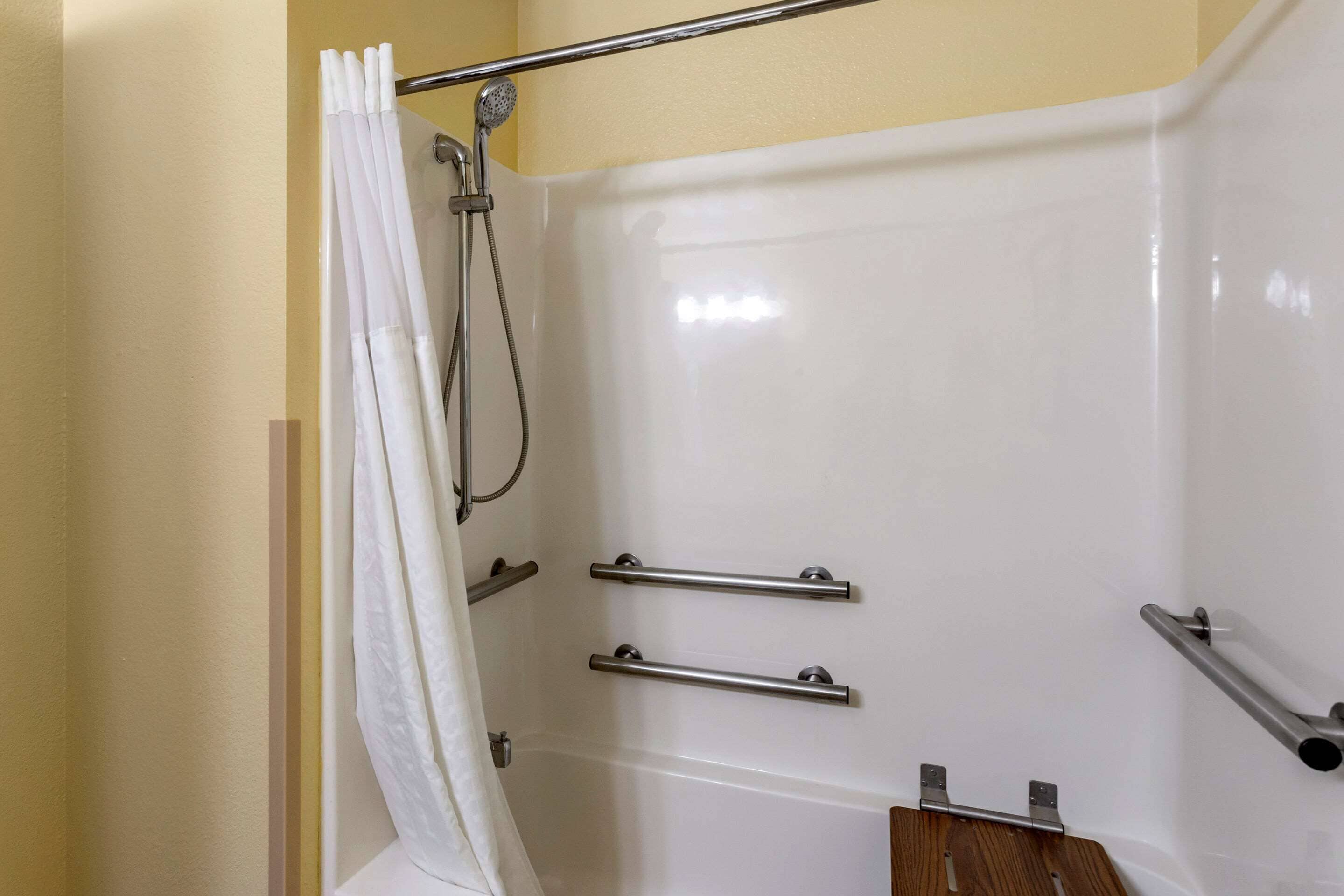 standard room, 1 king bed, accessible, non smoking | bathroom | free toiletries, towels