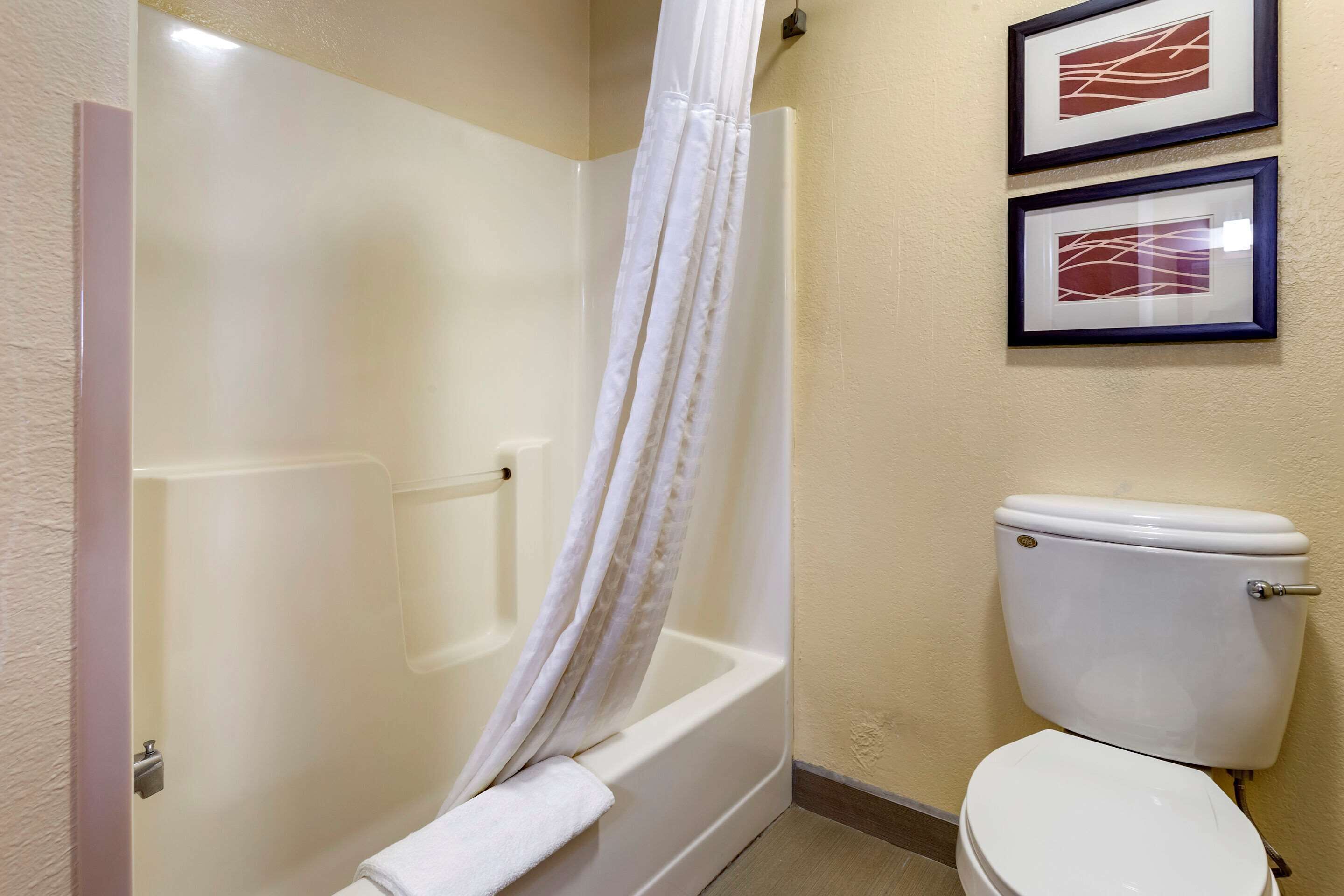 standard room, 2 queen beds, non smoking | bathroom | free toiletries, towels
