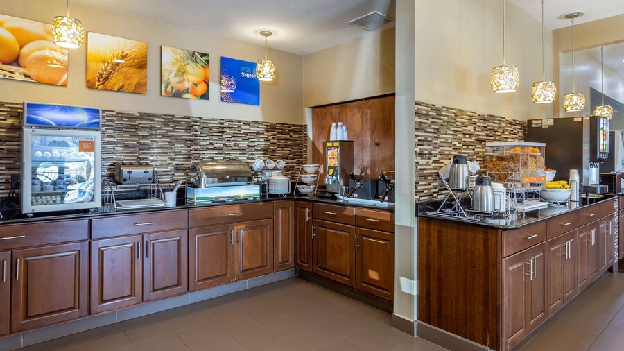 内珀维尔-北奥罗拉凯富套房酒店