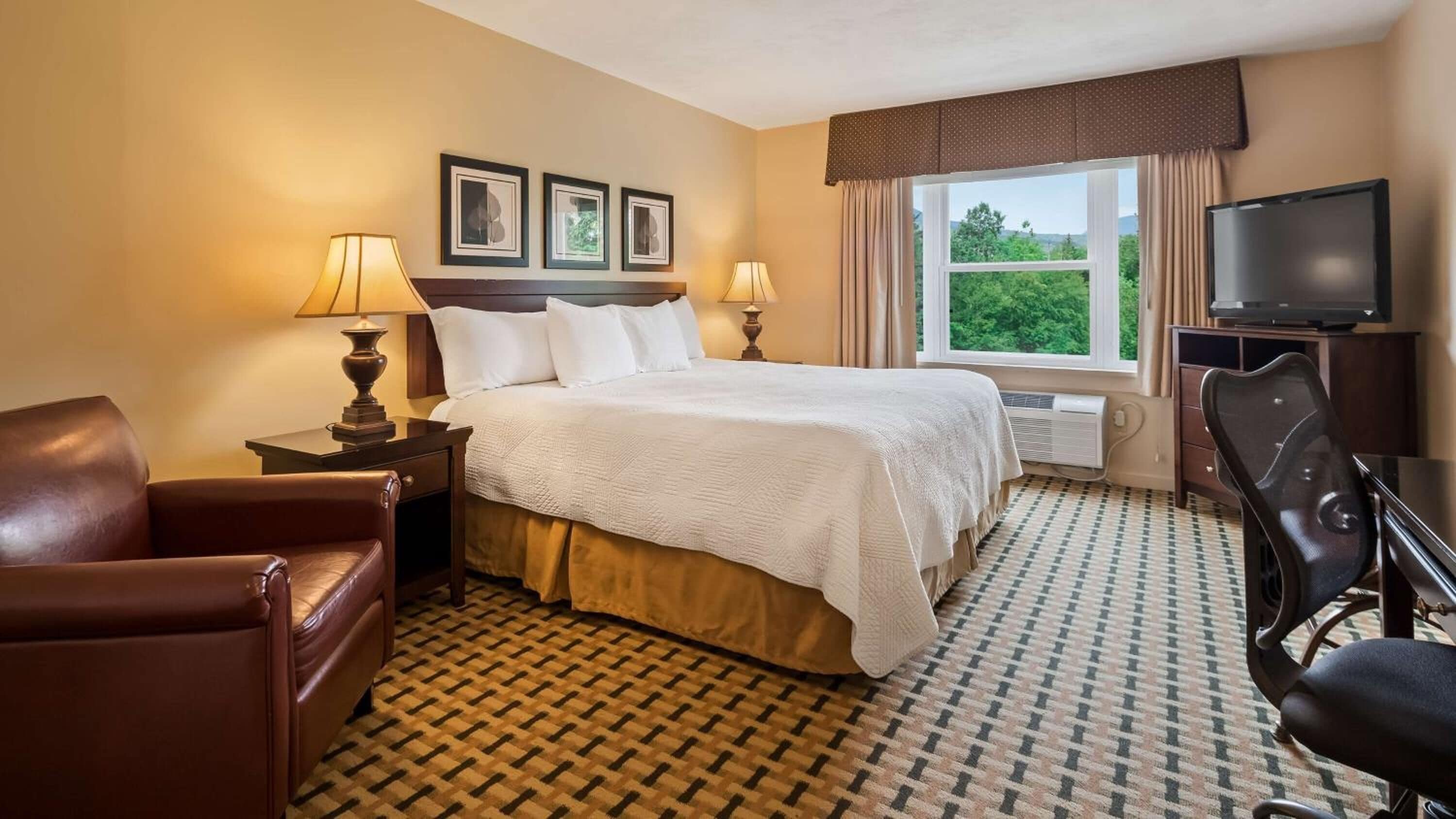 desk, laptop workspace, iron/ironing board, free wifi