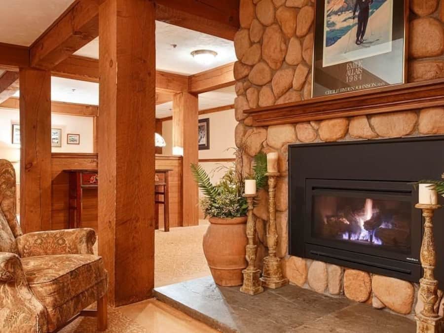 En 42-tommers smart-TV med kabel-kanaler samt TV og bøker