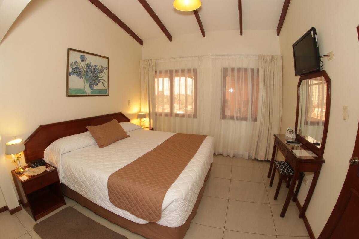 Ropa de cama de alta calidad, minibar, caja fuerte y escritorio