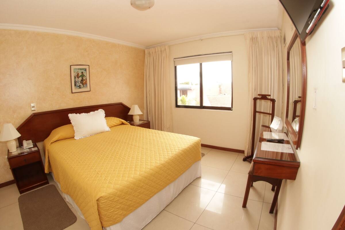 Apartamento, 1 habitación | Ropa de cama de alta calidad, minibar, caja fuerte y escritorio