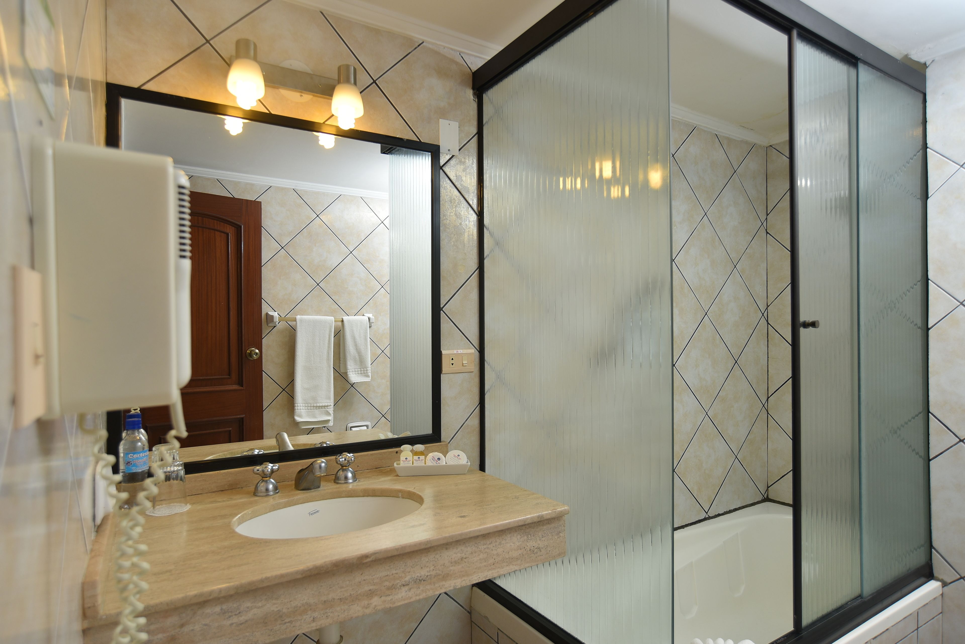 executive single room | bathroom | combined shower/bathtub, free toiletries, hair dryer, towels