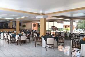 Breakfast, lunch, dinner served; international cuisine  - House Inn Apart Hotel (Santa Cruz)