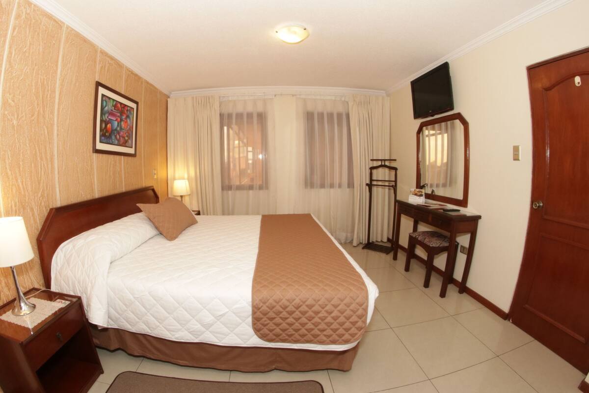 Suite | Ropa de cama de alta calidad, minibar, caja fuerte y escritorio