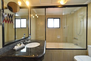 Executive-Einzelzimmer | Badezimmer | Duschwanne, kostenlose Toilettenartikel, Haartrockner, Handtücher