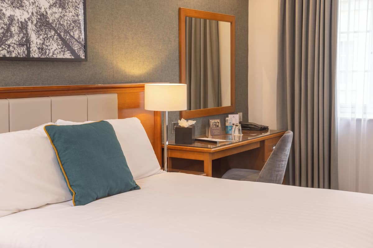 Een minibar, een kluis op de kamer, een bureau, een laptopwerkplek