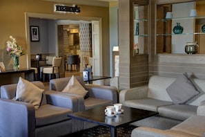 2 bars/lounges