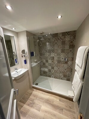 Combined shower/bathtub, free toiletries, hair dryer, bathrobes