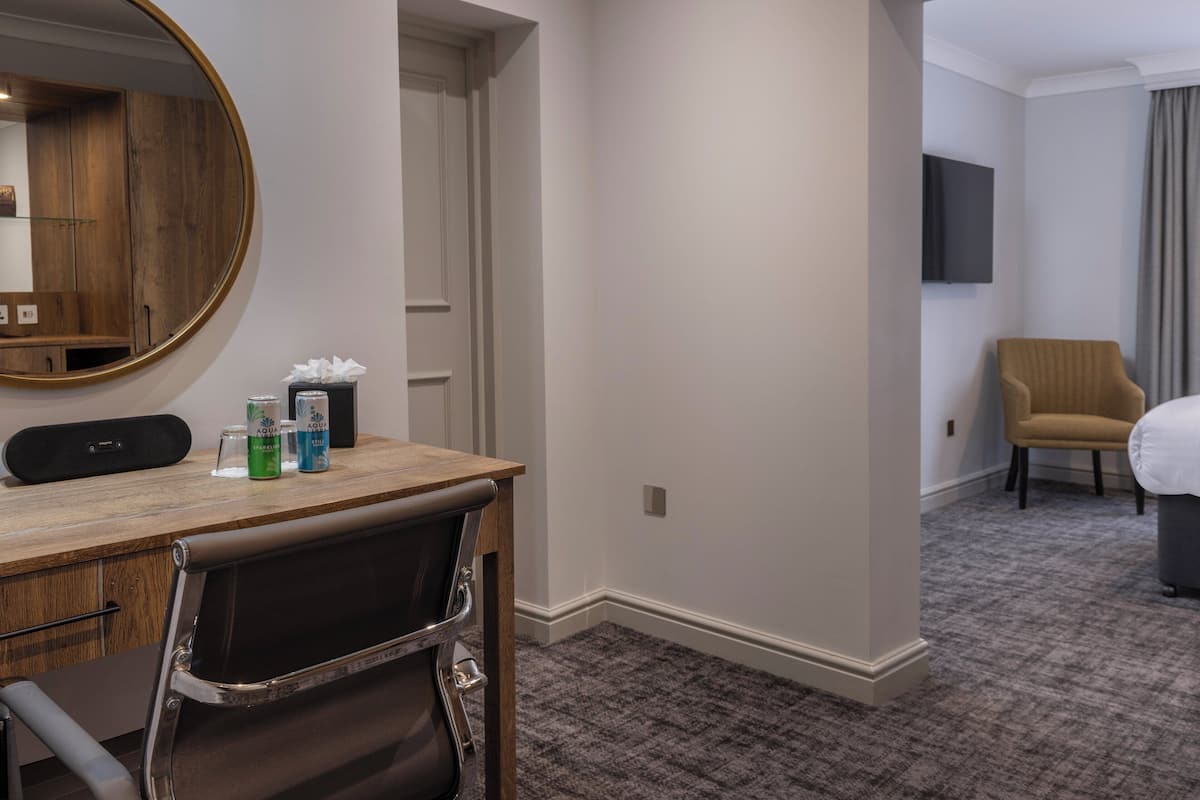 Minibar, in-room safe, desk, laptop workspace