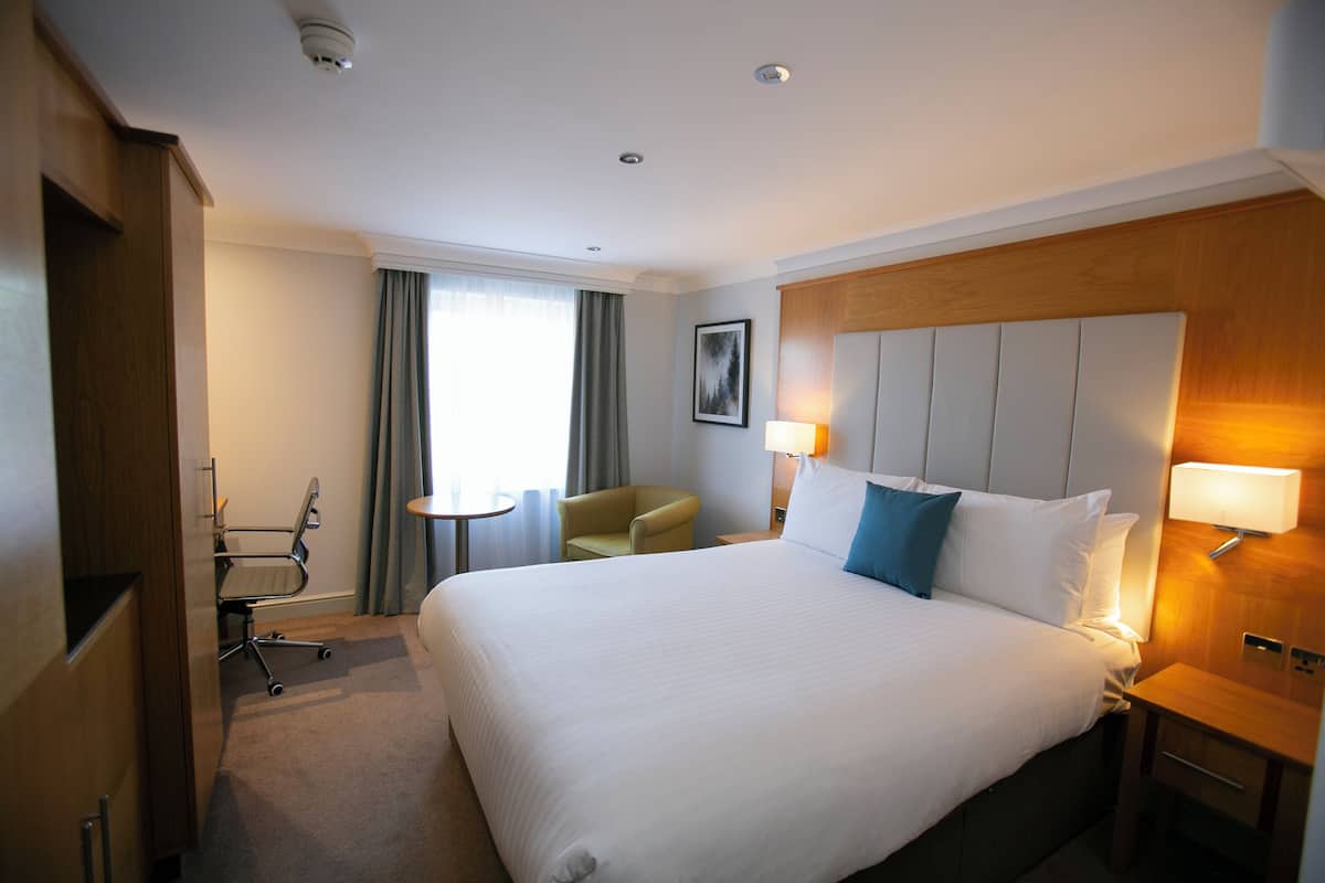 Minibar, caja de seguridad en la habitación y escritorio