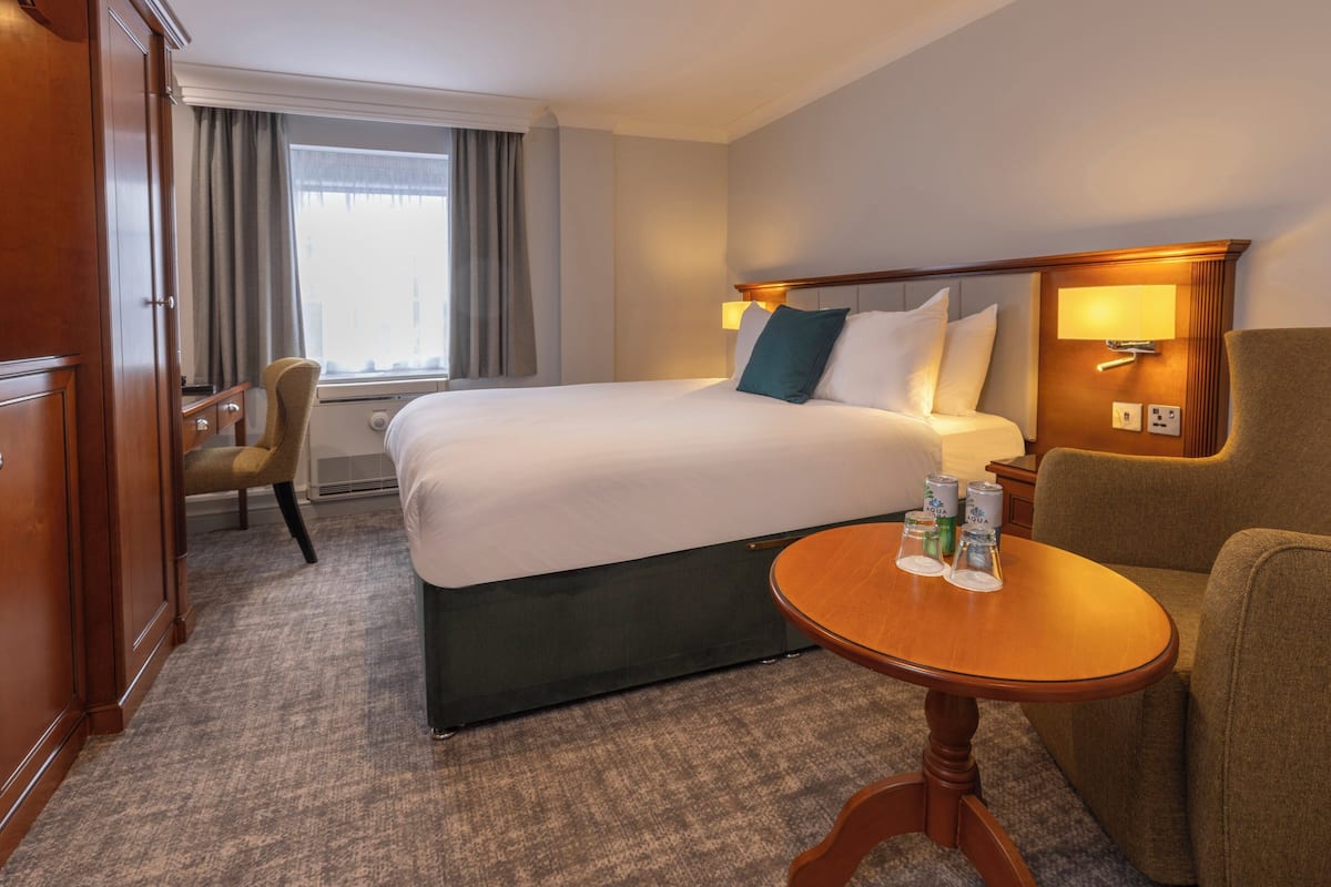 Standaard kamer, 1 queensize bed met slaapbank | Een minibar, een kluis op de kamer, een bureau, een laptopwerkplek