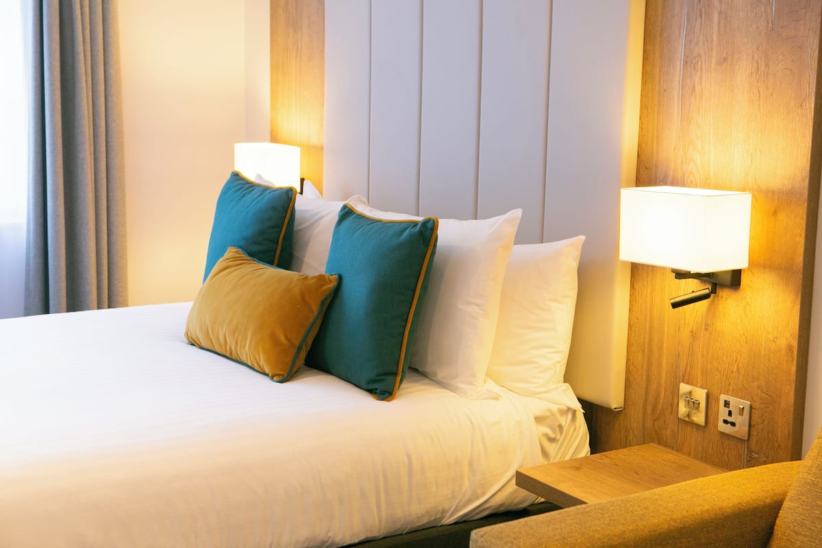 premium room, 1 queen bed | minibar, in-room safe, desk, laptop workspace