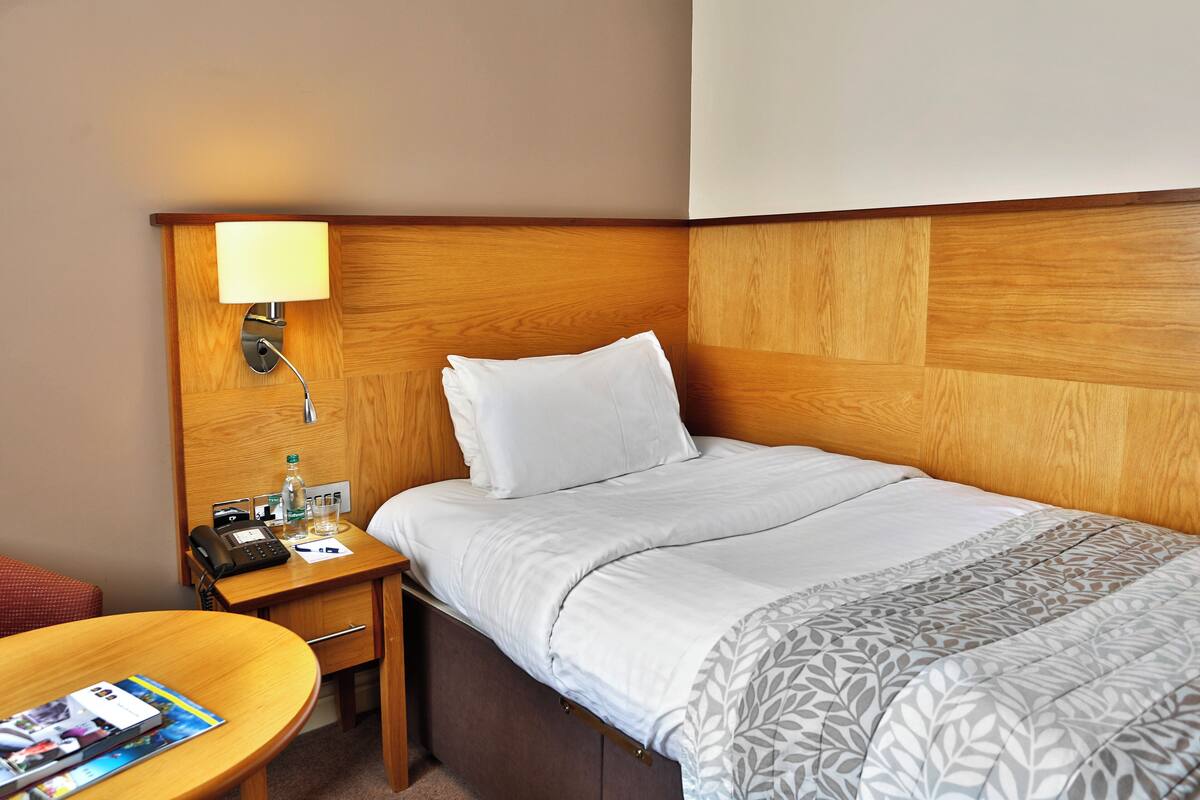 Comfort Room, 1 Twin Bed, Non Smoking | In-room safe, desk, blackout drapes, iron/ironing board