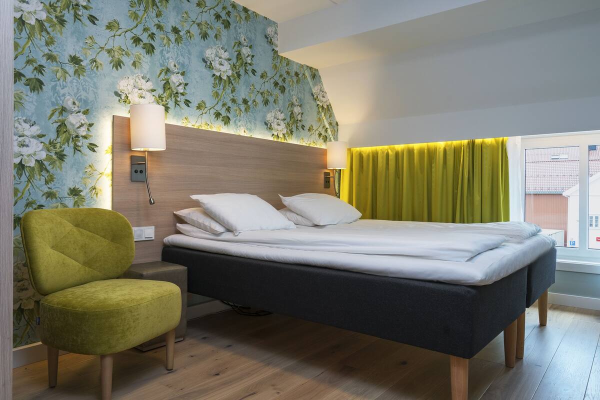 pillow-top beds, minibar, desk, blackout curtains