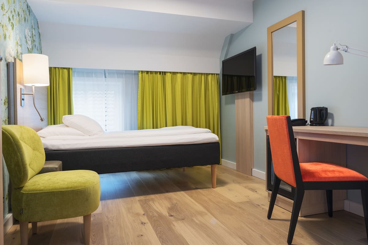 standard single room, non smoking | pillow-top beds, minibar, desk, blackout curtains