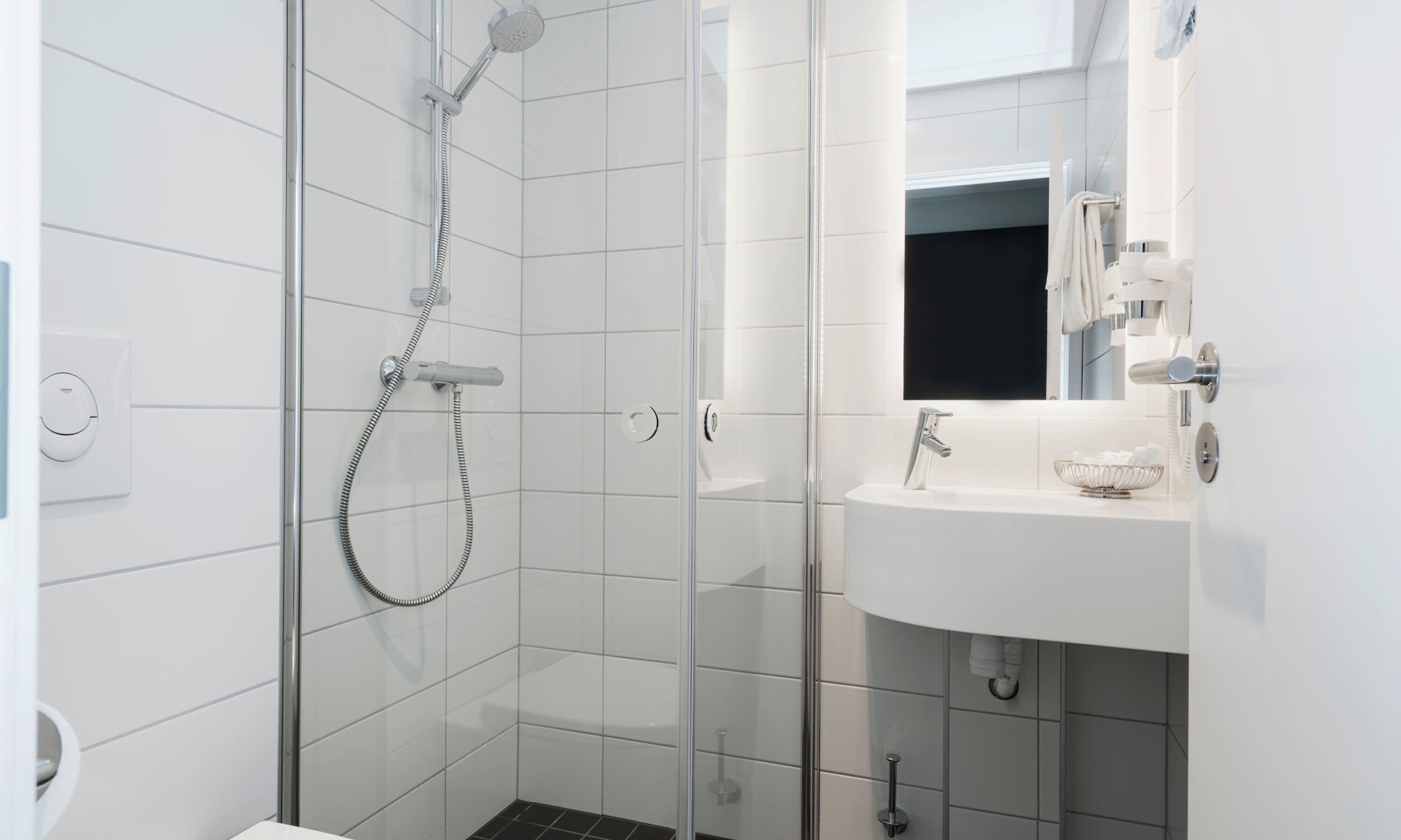 shower, free toiletries, hair dryer, towels